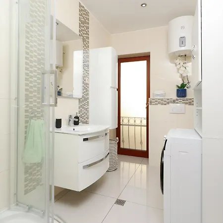Lina - Pool And Sea View Apartament Starigrad Paklenica