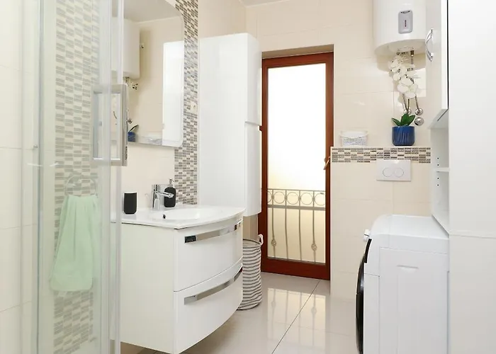 Lina - Pool And Sea View Daire Starigrad Paklenica